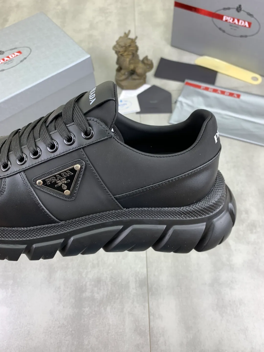 Men's men's shoes 💰P560💰[New style] High version official website popular models are on the market, 🆘 Classic popular models (Prada) are the main popular models, avant-garde and versatile fashion men's shoes private version mold opening, cowhide surface splicing 1:1.. Fashionable and simple, original imported cowhide lining cowhide feet; the atmosphere and personality are more fashionable, eye-catching and pursuing class. It will subvert the old idea and be a must-have for fashion trendsetters with you! Must keep it for yourself! Tall and comfortable, large and low, high-end quality workmanship. Code number: 38-44 (45 46 customized) 4️⃣ colors available.